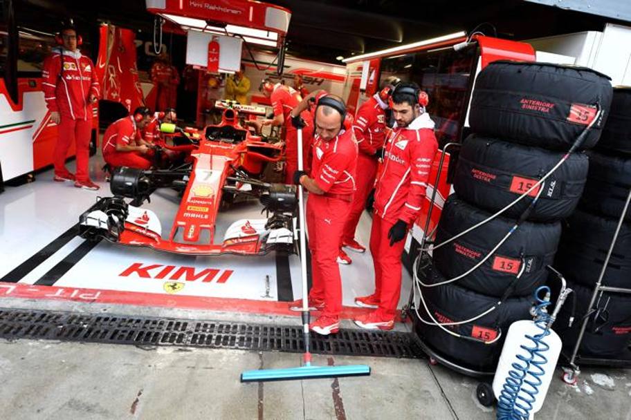 Meccanici Ferrari al lavoro (Afp)